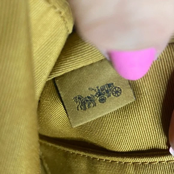 Coach Mustard Yellow Leather Crossbody Bag with Classic Design - Picture 8 of 9